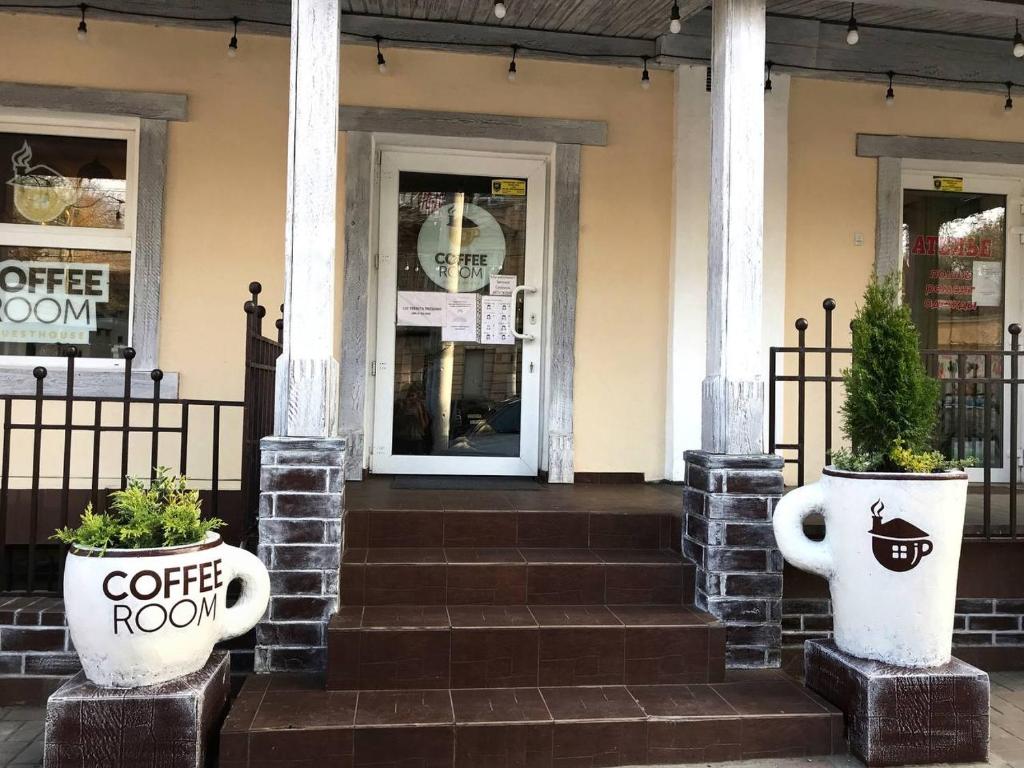 敖德萨Coffee Room的一间咖啡厅,在大楼前有两株盆栽植物