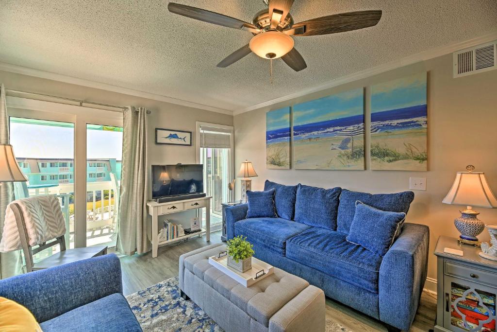 大西洋滩Soothing Oceanview Condo with Direct Beach Access!的客厅配有蓝色的沙发和电视