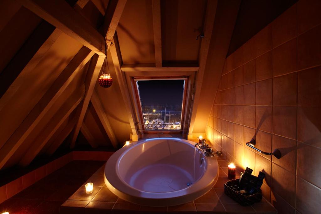普伦西亚KAIAN MAITEA的带窗户的浴室内的大浴缸