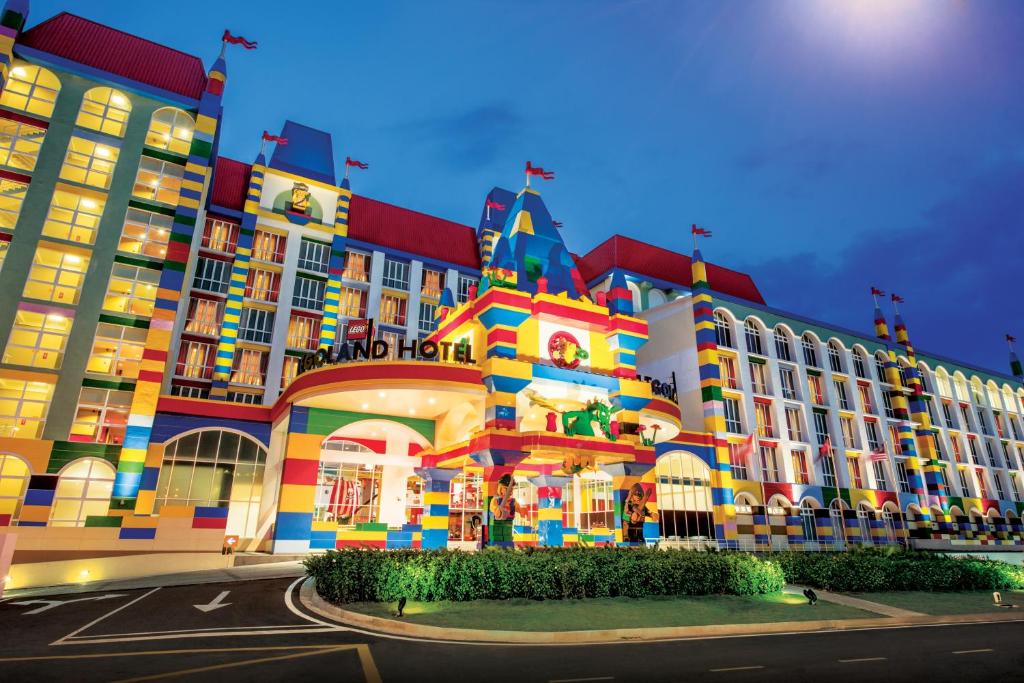 努沙再也乐高乐园酒店的一座拥有色彩缤纷外观的大型建筑