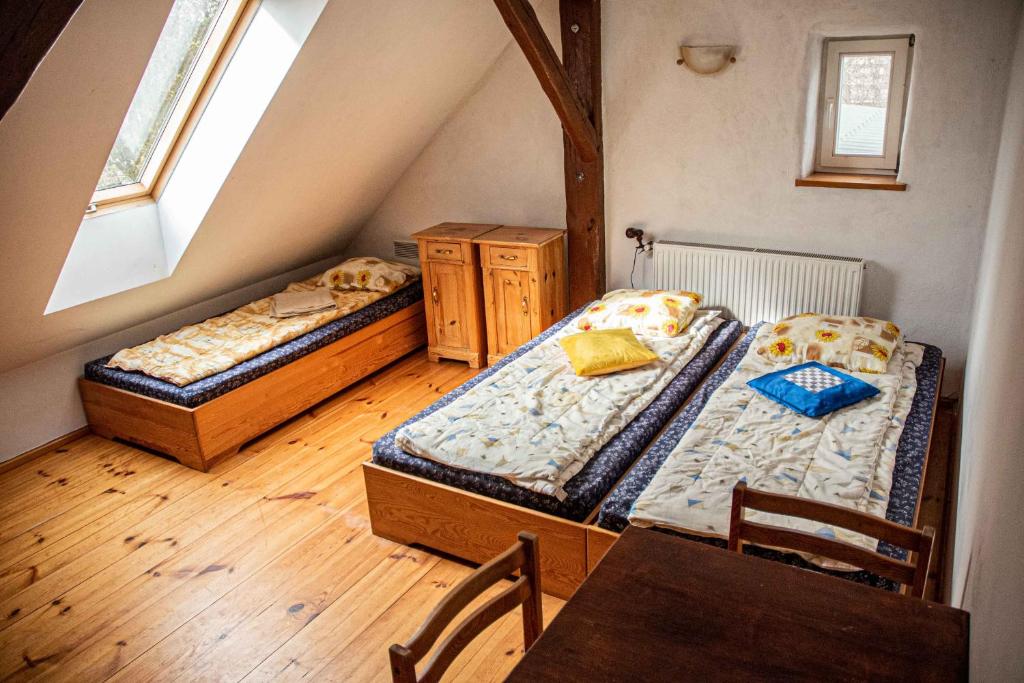 斯瓦热沃斯瓦吉沃马厩农家乐的配有两张床铺的客房配有桌椅