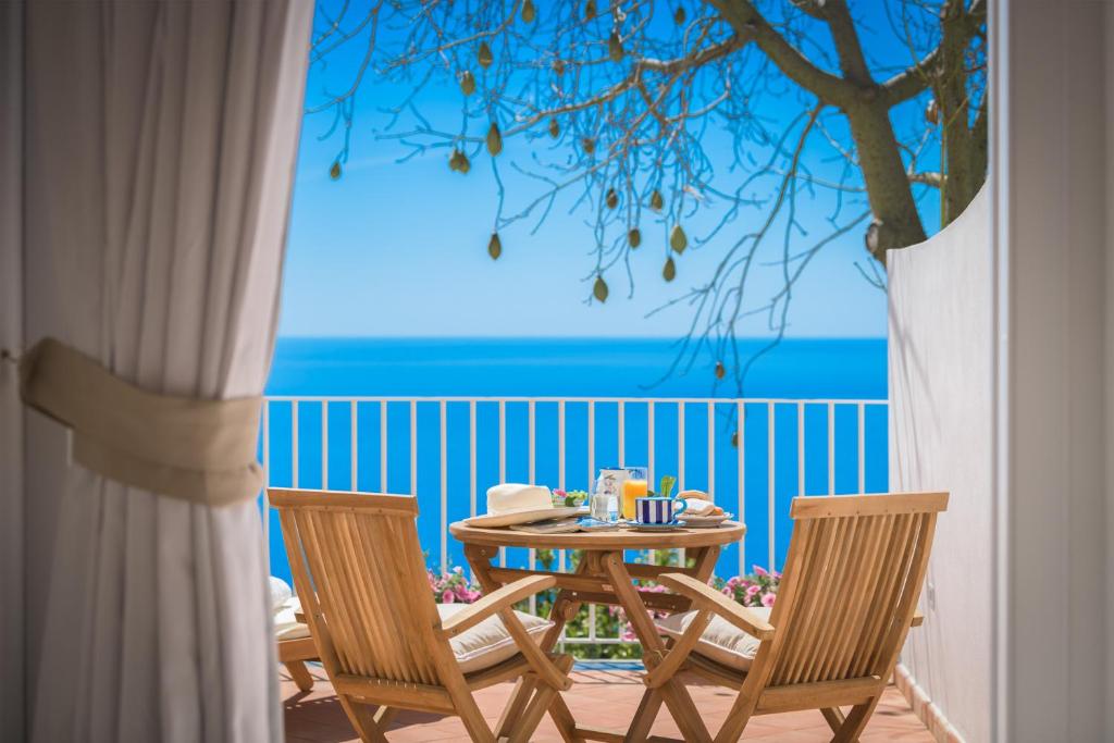 波西塔诺Villa Fortuna的海景阳台上的桌椅