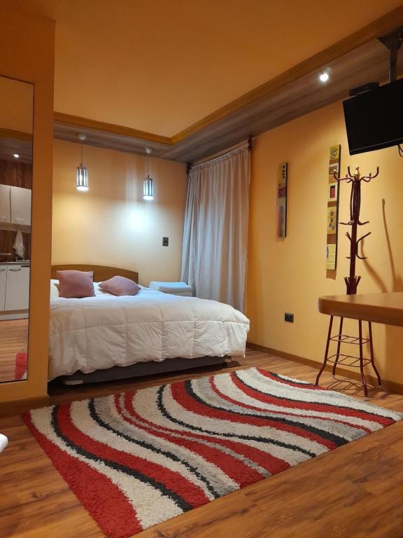 Diego de AlmagroDepartamento supervisores的卧室配有一张床,地板上铺有地毯