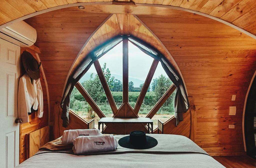 圣克鲁兹Colchagua Tiny Lodge的一张位于带大窗户的房间内的床铺