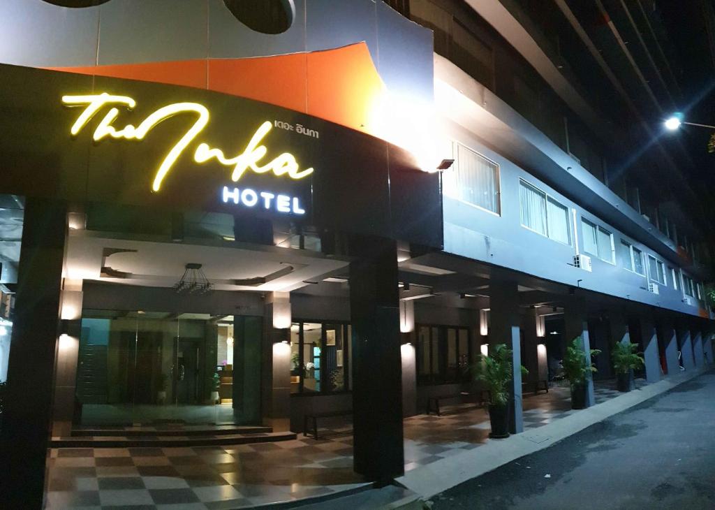 洛坤府The Inka Hotel的建筑一侧有标志的酒店