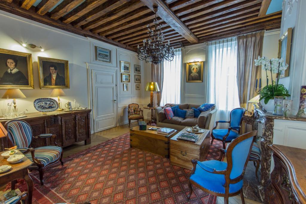 奥尔良Room in Guest room - This 10th Century home sits in an extraordinary setting in the center of Orleans的客厅配有沙发和桌子