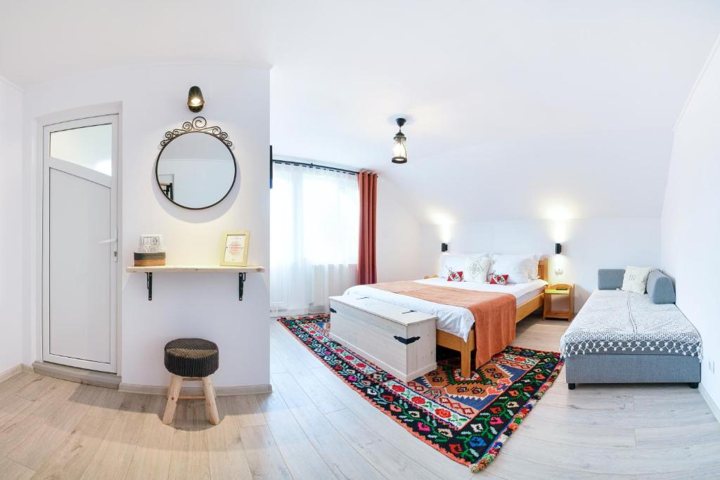 布朗Casa Elia的一间卧室配有床、镜子和地毯