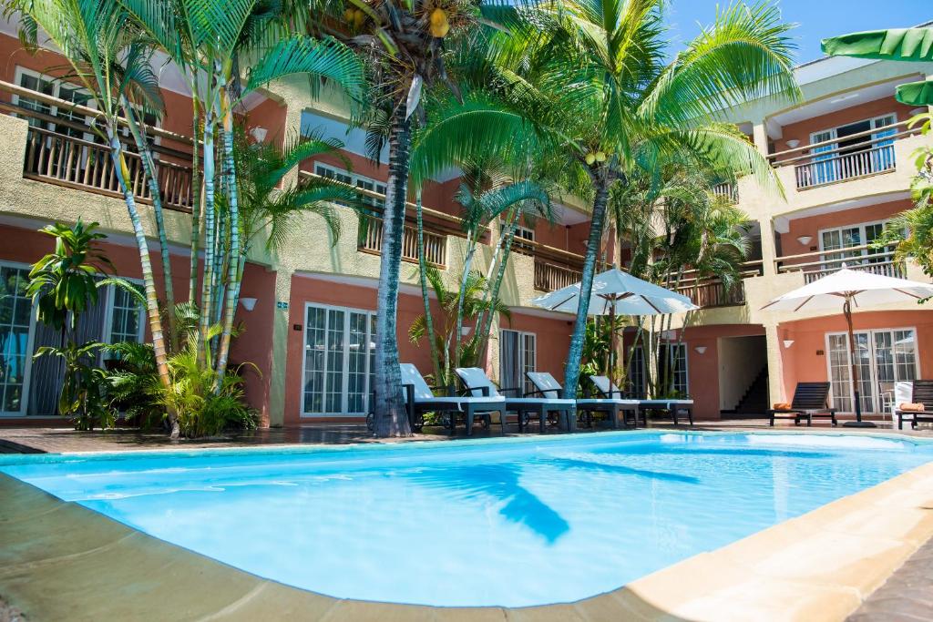 潘托皮芒拉玛格丽塔旅馆的棕榈树酒店前的游泳池