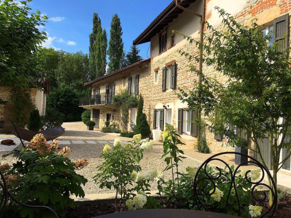 LentLE MOULIN DE LONGCHAMP - Maison d'Hôtes的建筑前的花园