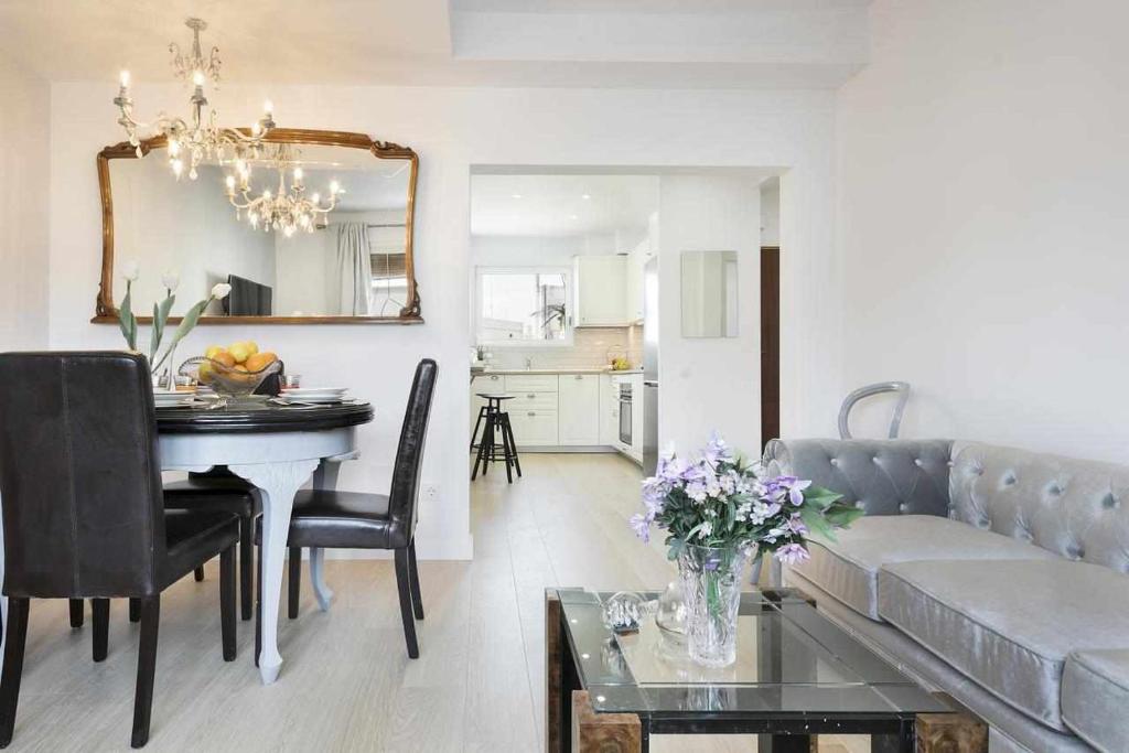 巴塞罗那Apartment Leonor的客厅配有沙发和桌子