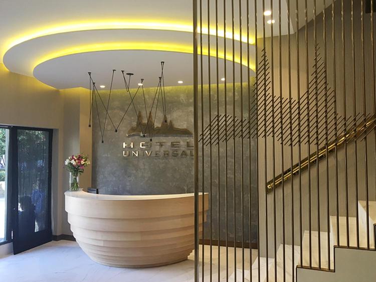 圣地亚哥－德孔波斯特拉环球酒店的大楼中央设有大浴缸的大堂