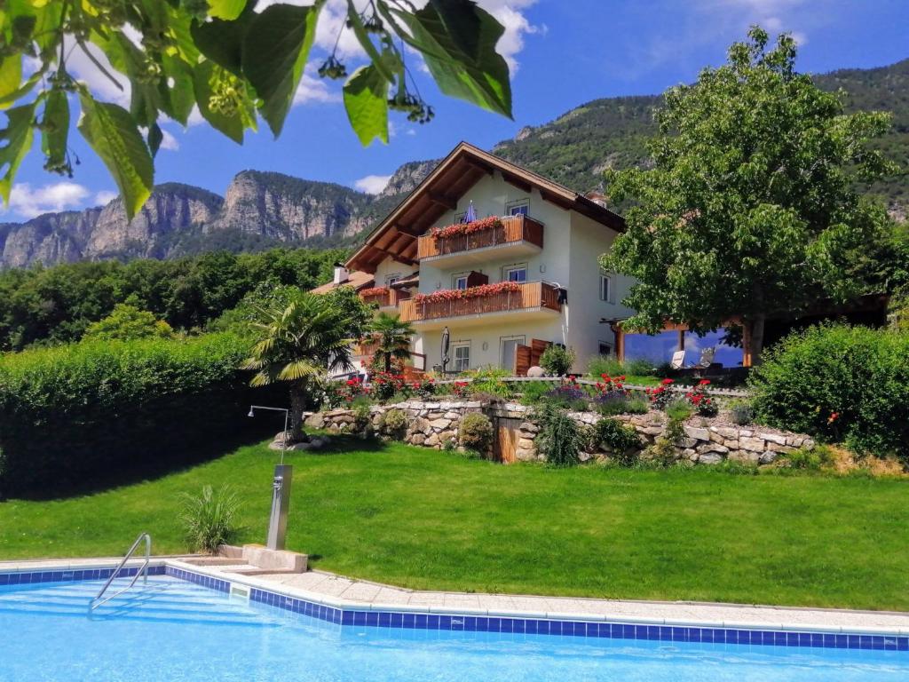 科尔塔恰Kerschbamerhof im Süden Südtirols的一座别墅,设有游泳池和山脉