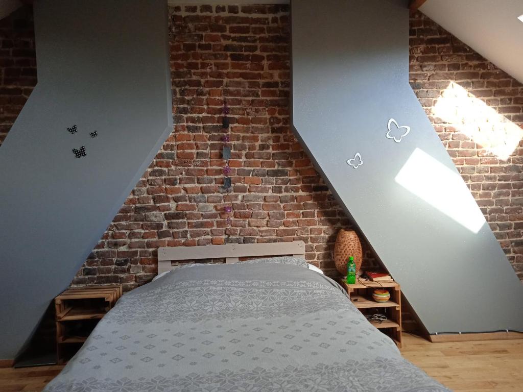 沙勒罗瓦Sweet home 2的卧室配有砖墙内的床铺