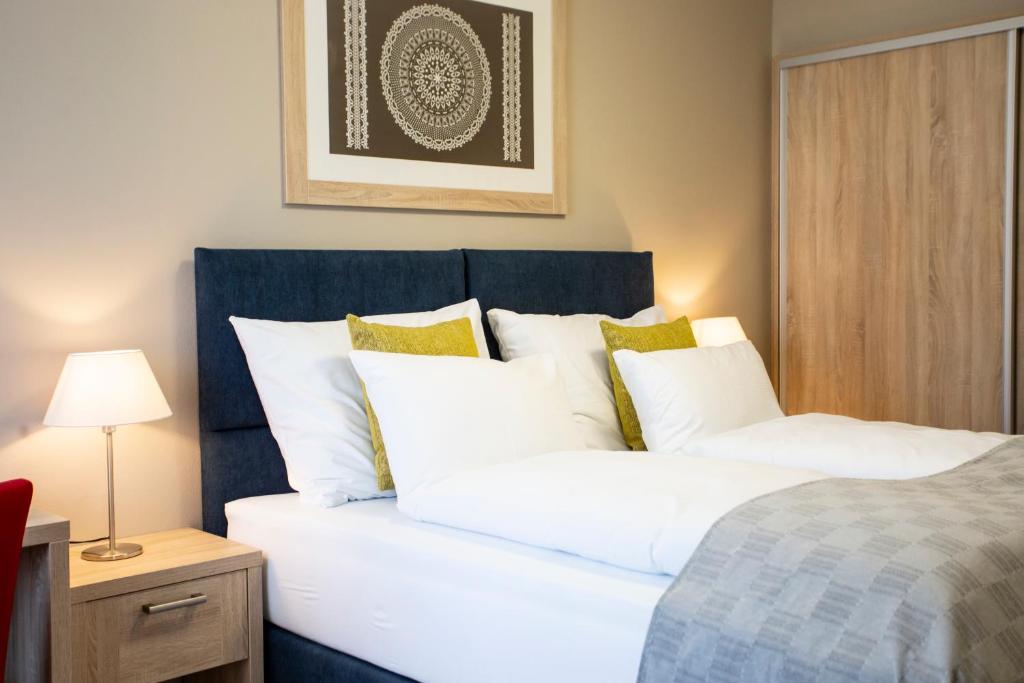 班斯卡 - 什佳夫尼察SALAMANDRA Hotel的卧室配有带白色枕头的大床