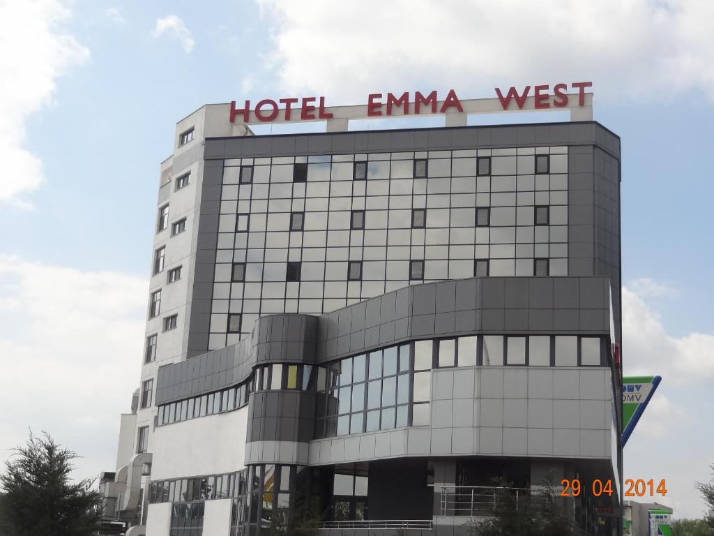 克拉约瓦Hotel Emma West的一座标有标志的西宫建筑