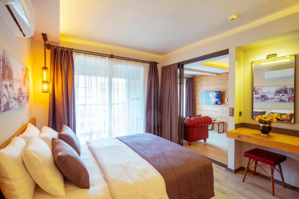 费特希耶S3 King Residence的酒店客房,配有床和镜子
