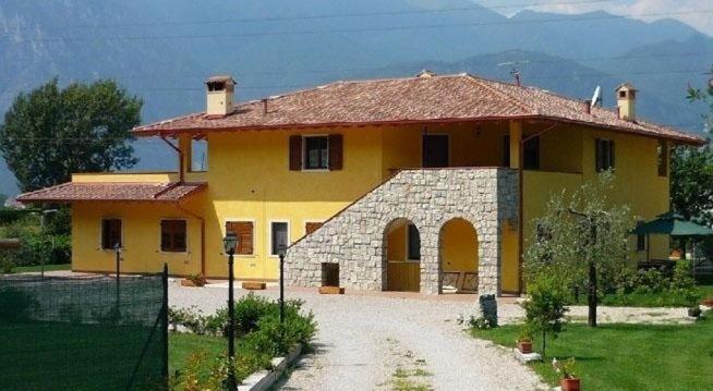 阿科Agritur Maso Fontane的一座带屋顶的大型黄色房屋