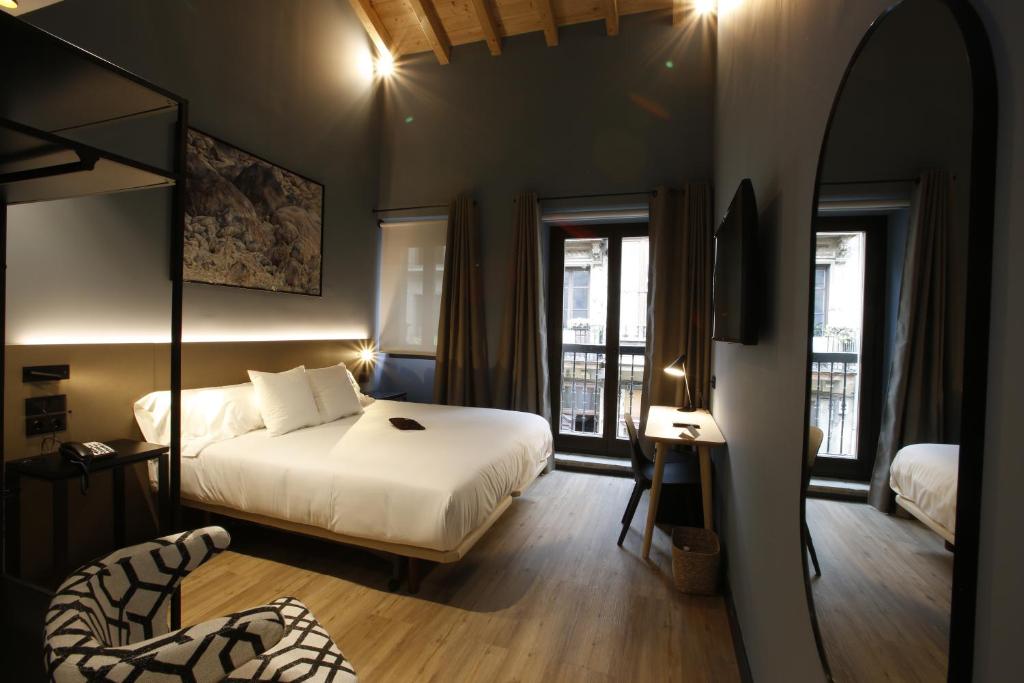 M&UGA Hotela客房内的一张或多张床位