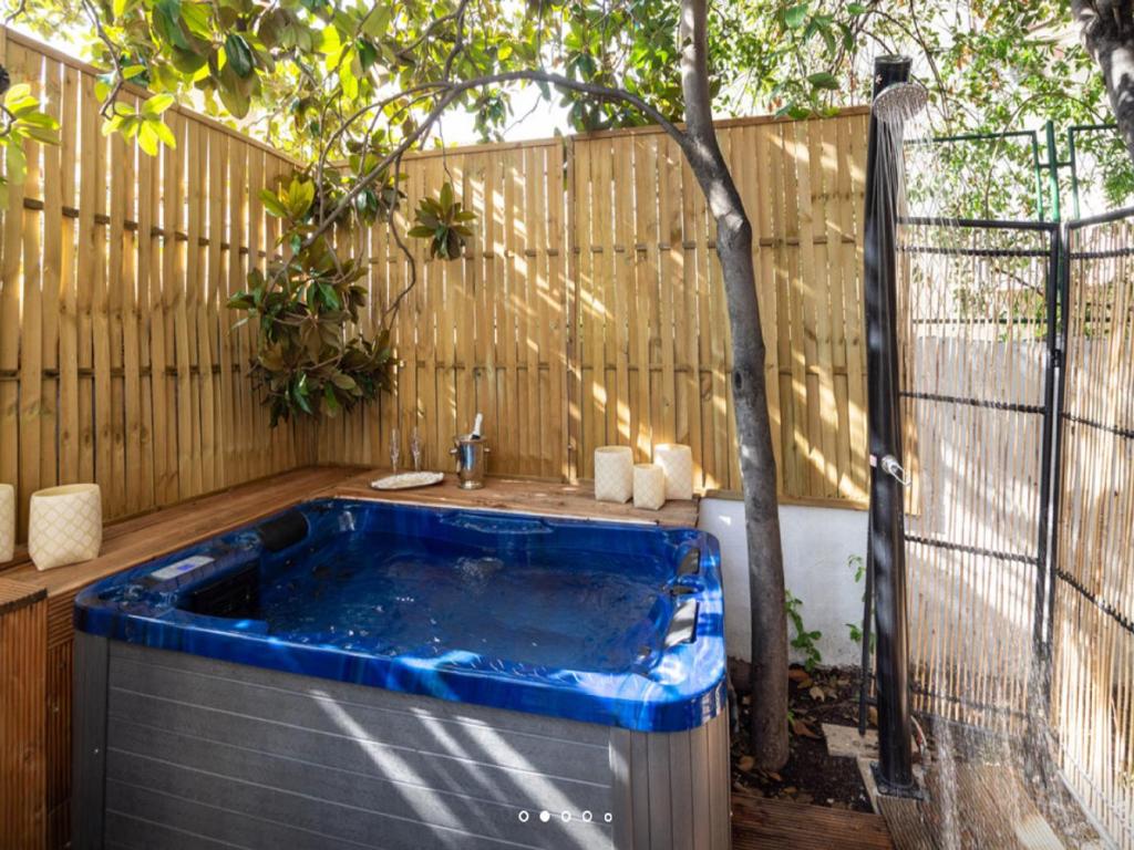 斯普利特Luxury Suite Jasmin的后院的热水浴池,带围栏