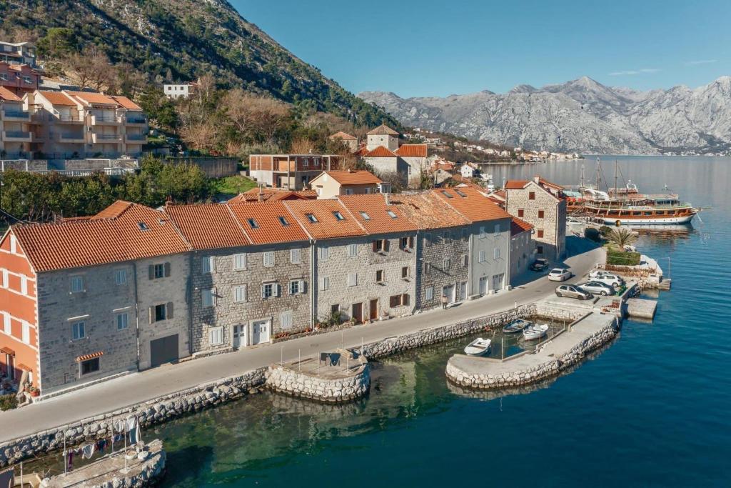 科托尔18th Century Villa in the UNESCO Bay of Kotor的水面上城镇的空中景观