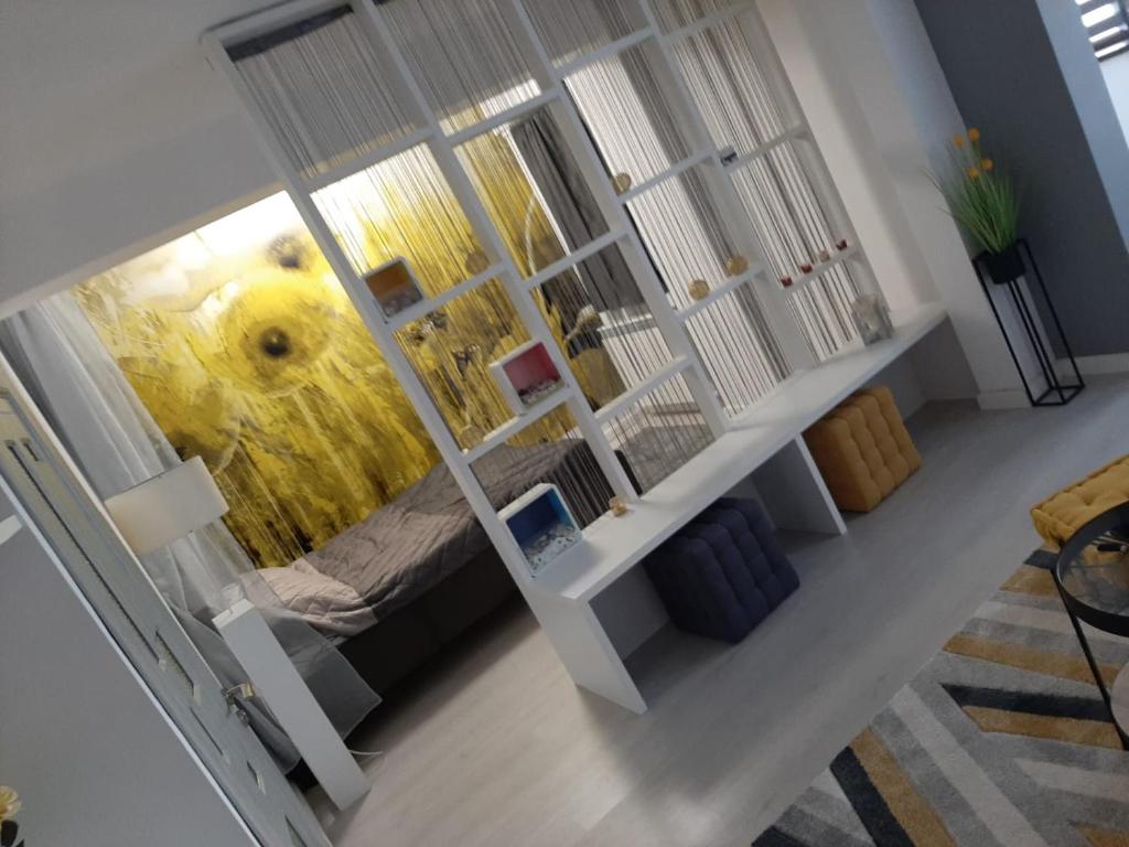 图尔恰Studio的笼子里有一只大黄鸟的房间