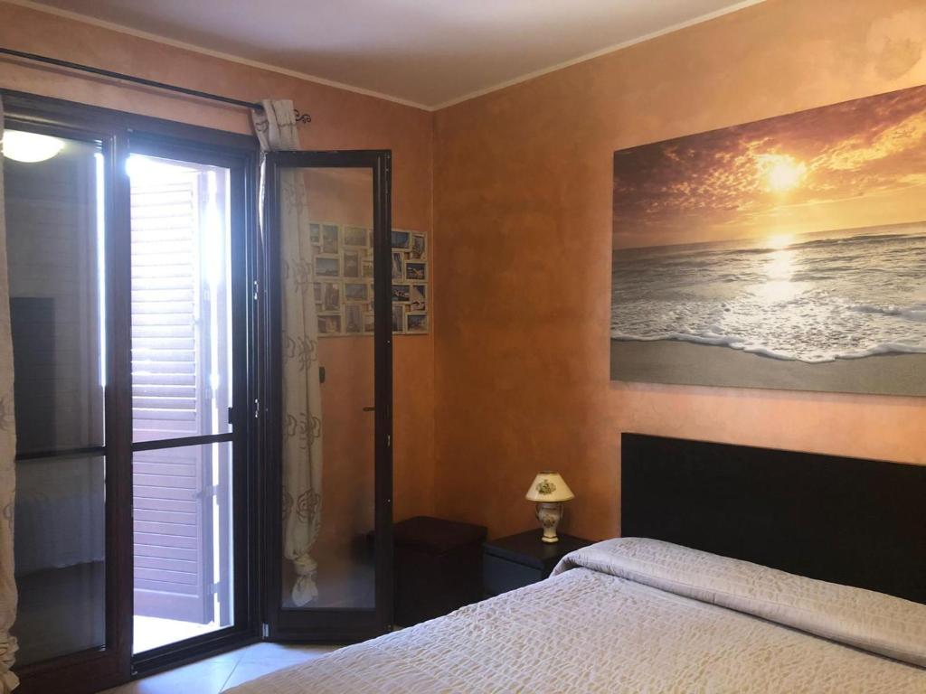 布林迪西Appartamento Nuvola的一间卧室配有一张床,享有海洋美景