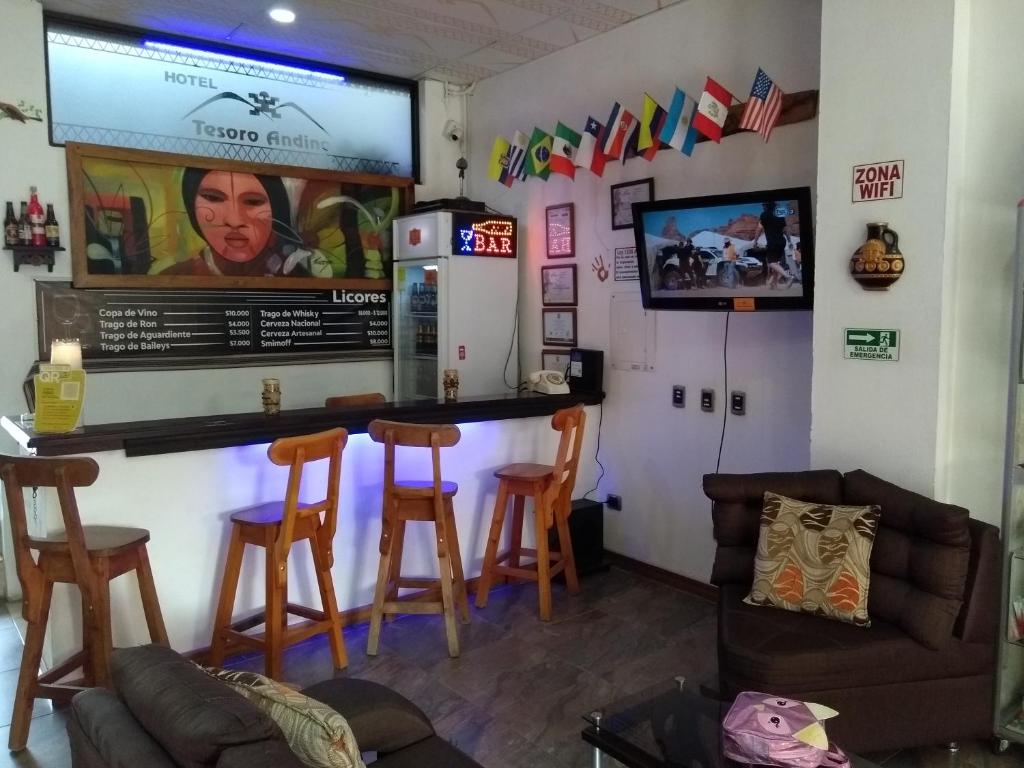 拉特瓦伊达Tesoro Andino的一间酒吧,房间内设有椅子和电视