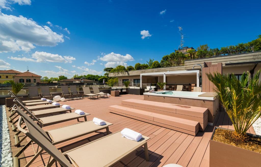 代森扎诺-德尔加达德盛莎诺酒店的一个带躺椅和游泳池的庭院