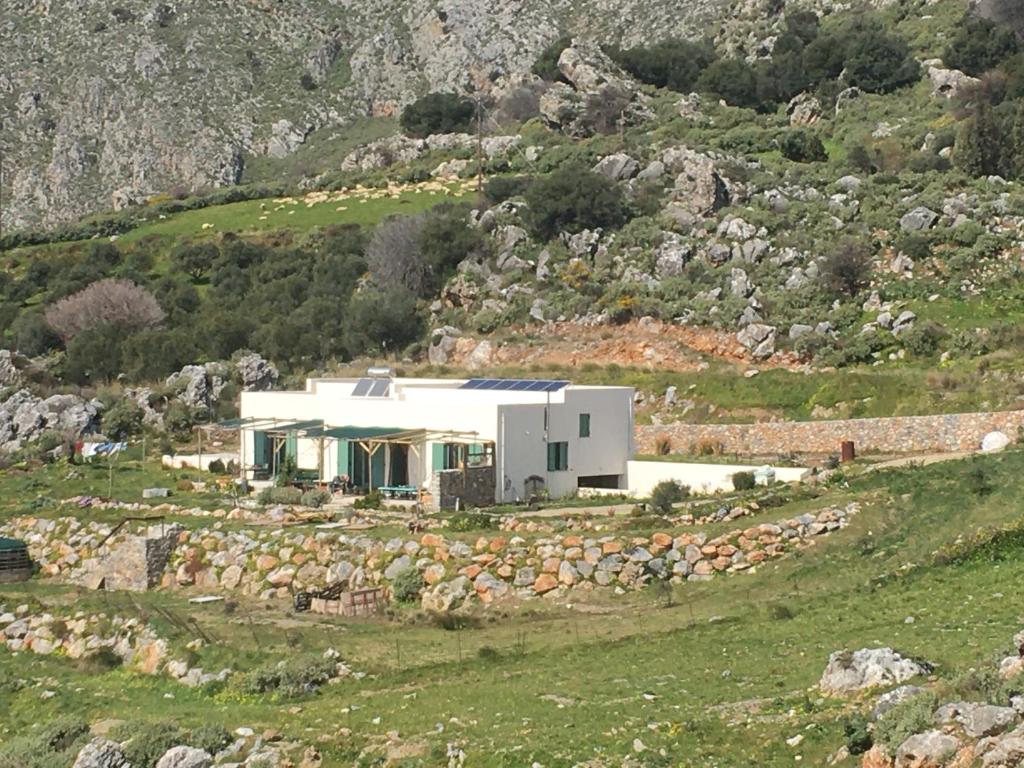 SellíaRocky Mountain Way - Off The Cretan Track的山顶上的白色房子