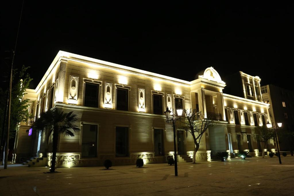 连科兰兰卡兰奢华酒店的一座晚上点亮的建筑,灯火通明
