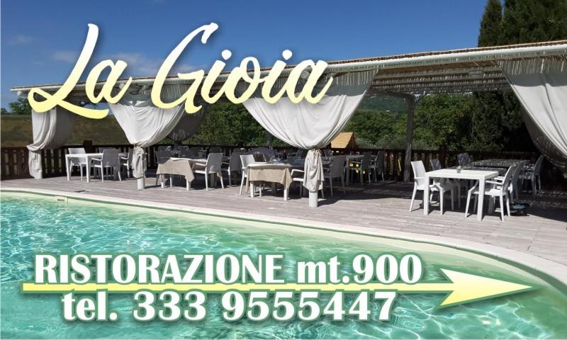 斯坎萨诺Agriturismo la Gioia的游泳池旁餐厅标志