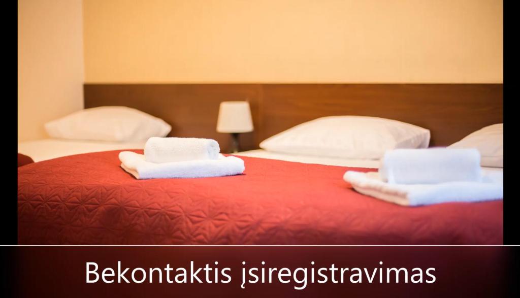 考纳斯Alanta "Easy Kaunas"的两张床,上面有白色毛巾