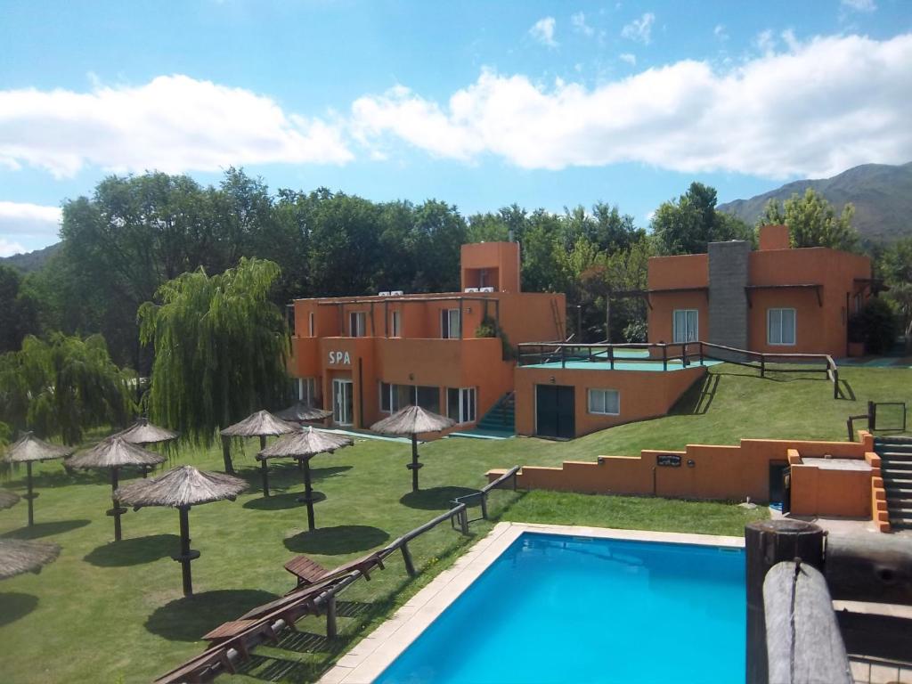 波特雷罗德洛斯弗内斯Hotel Posada Terrazas con pileta climatizada的一座带游泳池和度假村的别墅