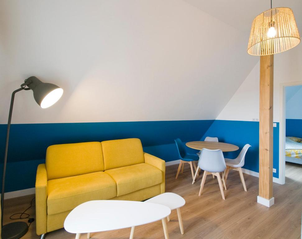 IttenheimCosyBNB bleu, logement indépendant, wifi, parking, petit déjeuner的客厅配有沙发和桌子