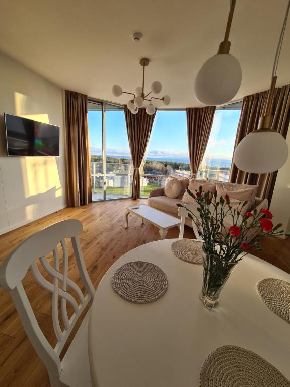 斯文托伊Sea View Apartment Elija的客厅里设有一张桌子,上面有花瓶
