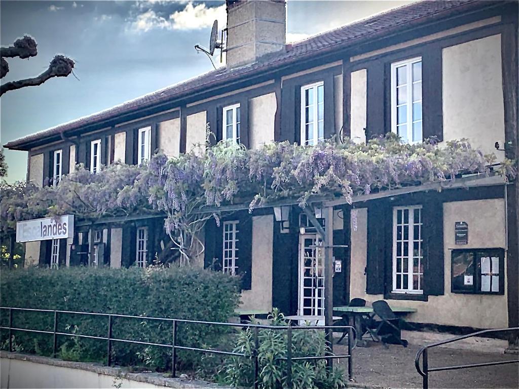 LesperonHôtel et RESTAURANT traditionnel L' Escalandes的花朵边的建筑