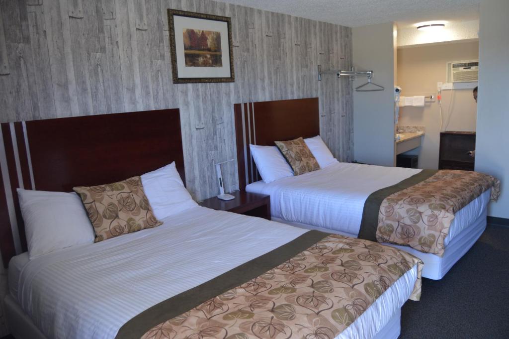 Assiniboia车轮汽车旅馆的酒店客房带两张床和一间浴室