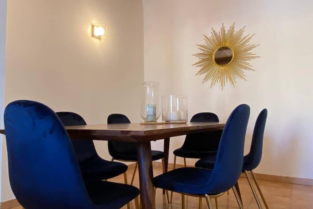 里耶Très beau appartement au centre historique de Riez的一张带蓝色椅子和镜子的餐桌