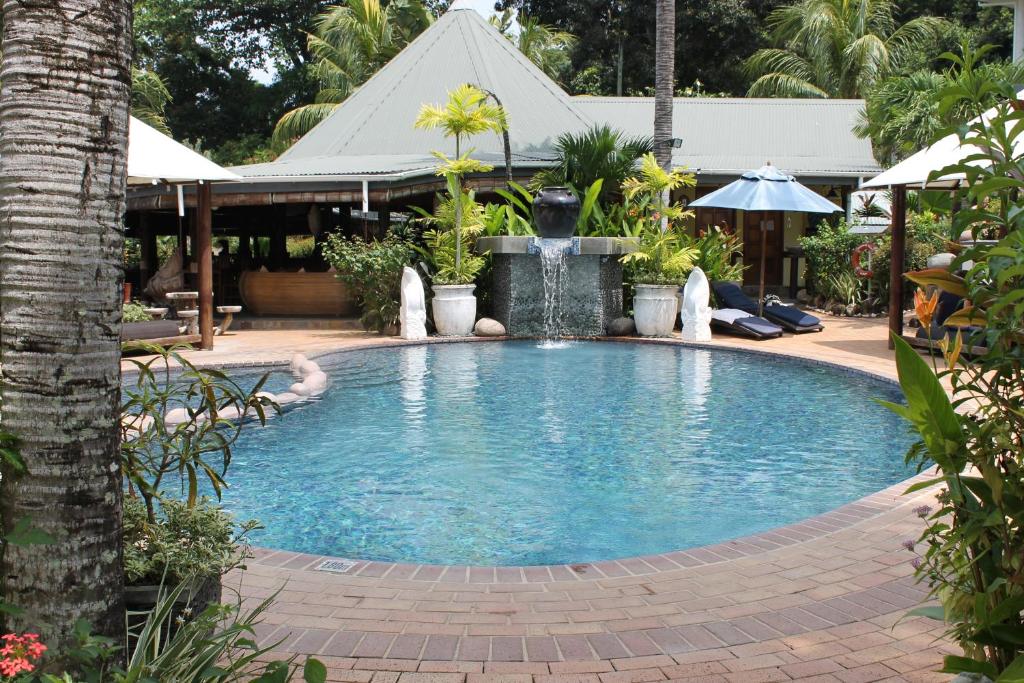 拉迪格岛圣云城堡酒店的庭院中一个带喷泉的游泳池