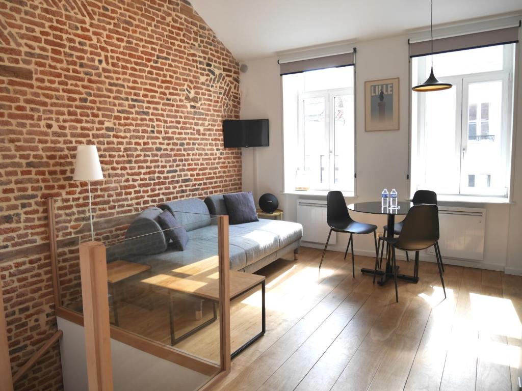 里尔查韦多特公寓的带沙发和砖墙的客厅
