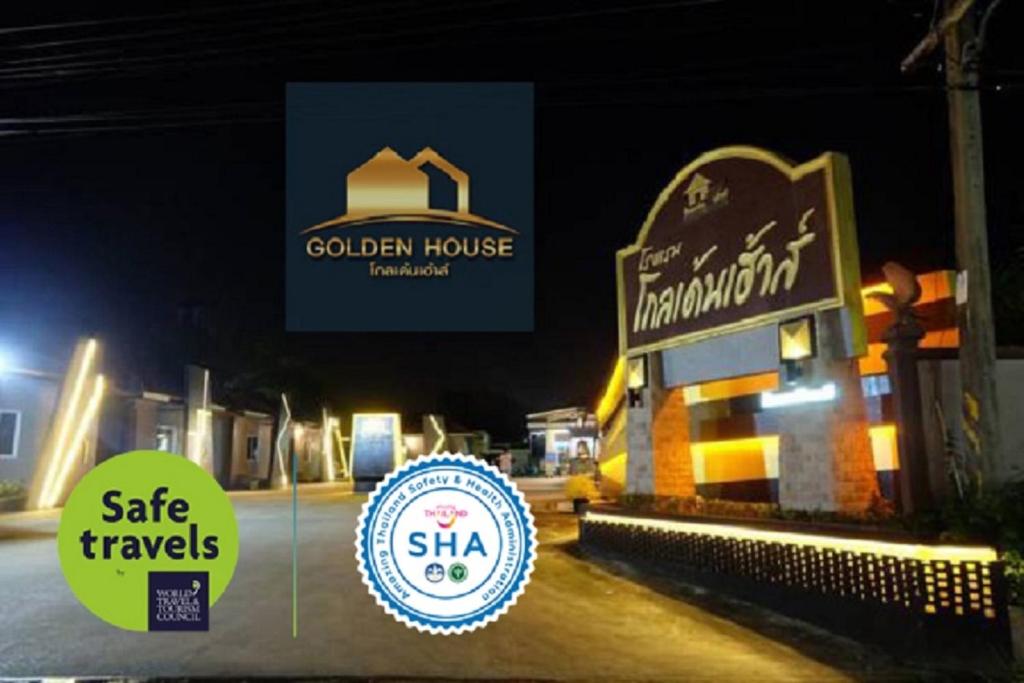沙缴府萨卡奥黄金屋酒店的金色房子的标志和餐厅标志