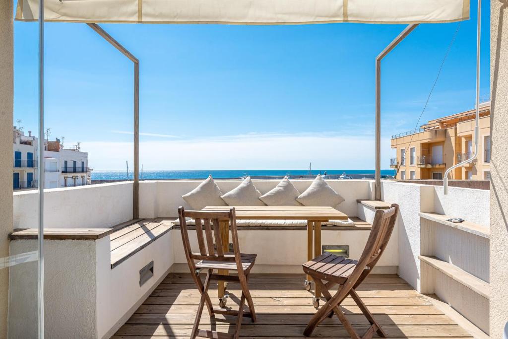 拉梅特拉·德·玛尔Hauzify I Loft Brisa del Mar的一个带桌椅的海景阳台