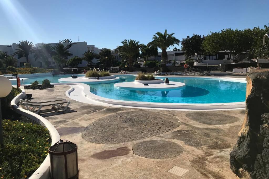 科斯塔特吉塞Home Secret relax, pool , wifi,的度假村内的大型蓝色海水游泳池