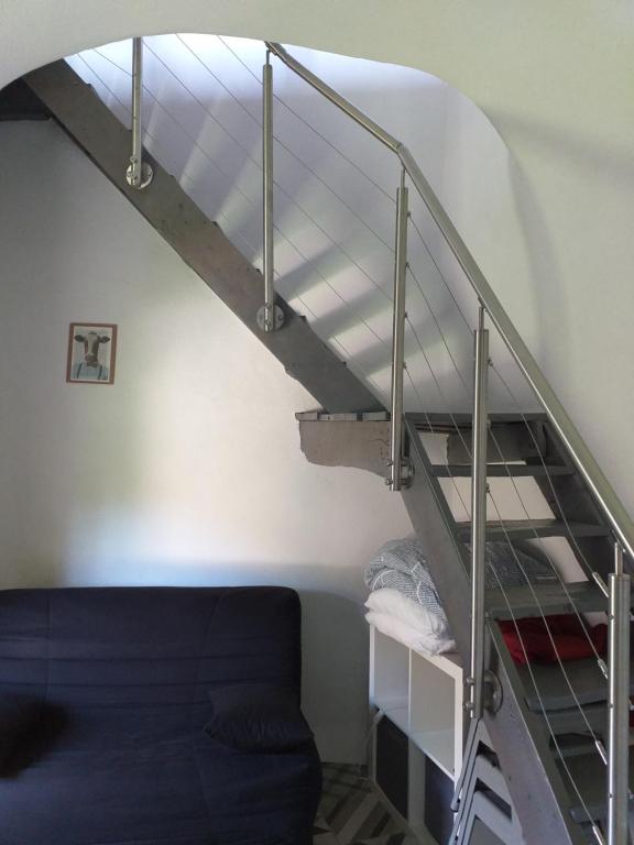 Vic-le-ComtePigeonnier的客厅的楼梯,带蓝色沙发