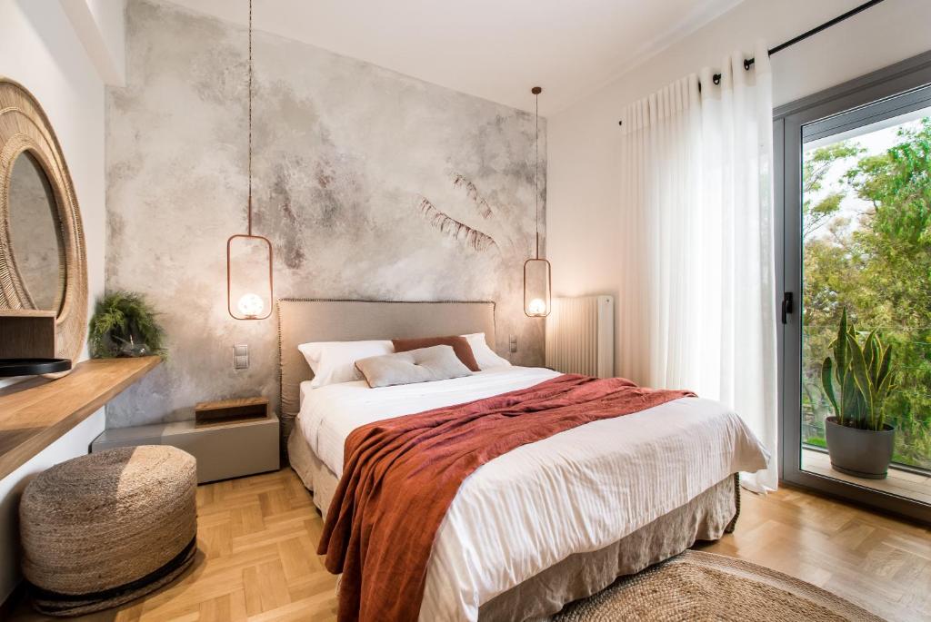 雅典Tree Olive Athens的一间卧室设有一张大床和一个大窗户