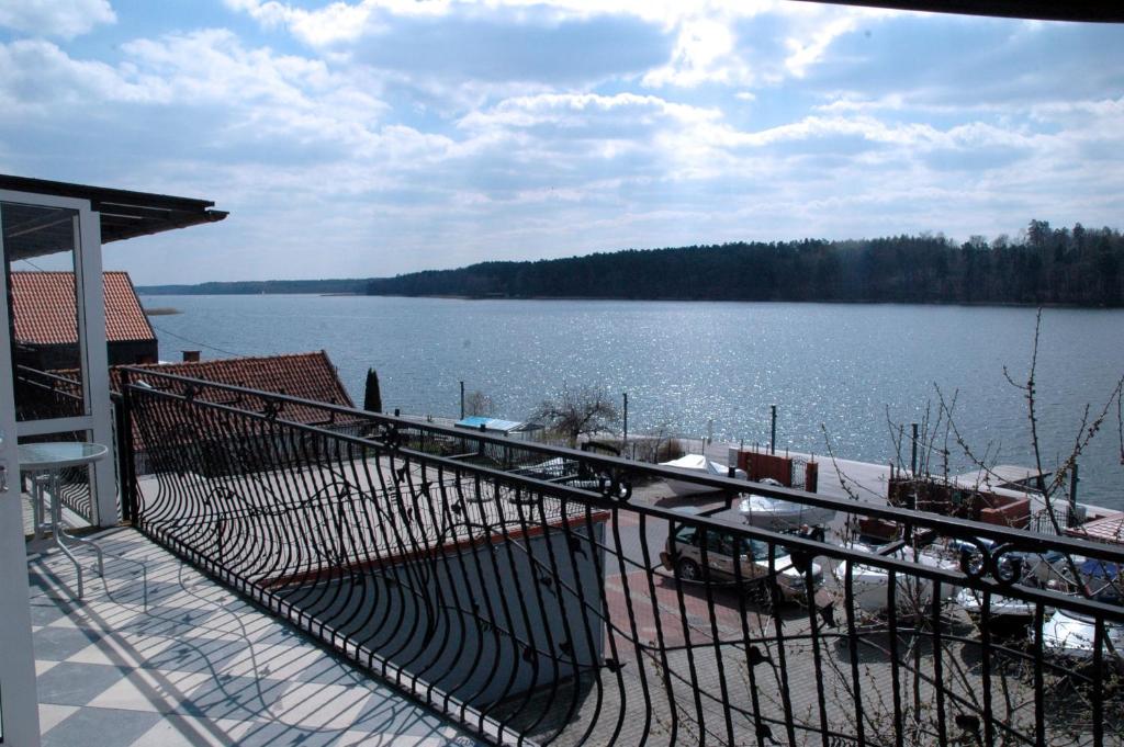 米科瓦伊基Słoneczne Tarasy的从房子的阳台上可欣赏到湖景