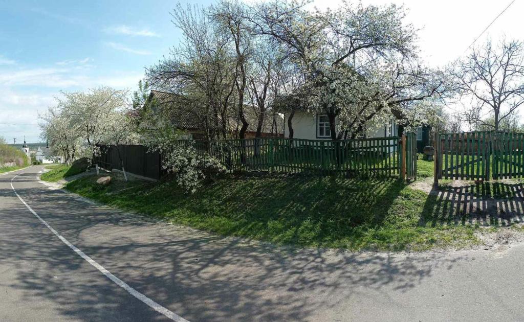 SubbotovМедова садиба的树木屋前的围栏