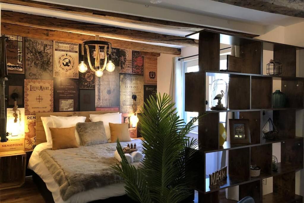 科尔马Un petit Vintage à Colmar的一间卧室配有床和带海报的墙壁