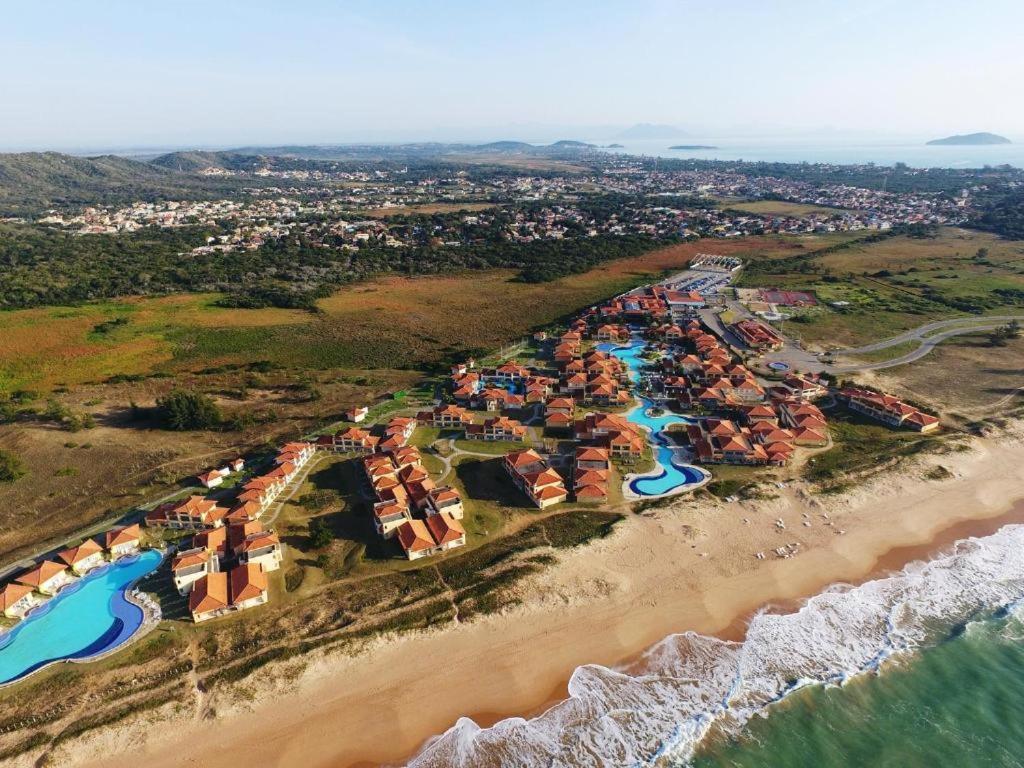 布希奥斯Búzios Beach Resort的海滩上的度假村的空中景致