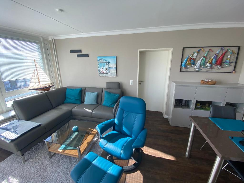 韦斯特兰Skriien Mö的客厅配有沙发和蓝色椅子